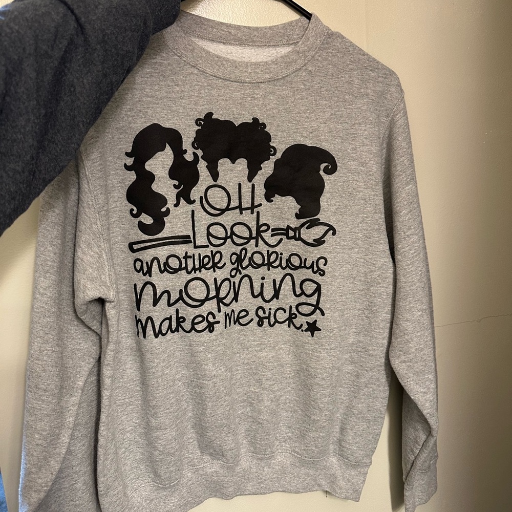 Hocus pocus crew neck size medium